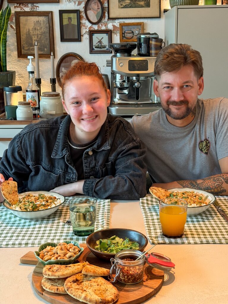 Jan Willem en Amaranthe eten kip korma met rijst en naan aan eettafel