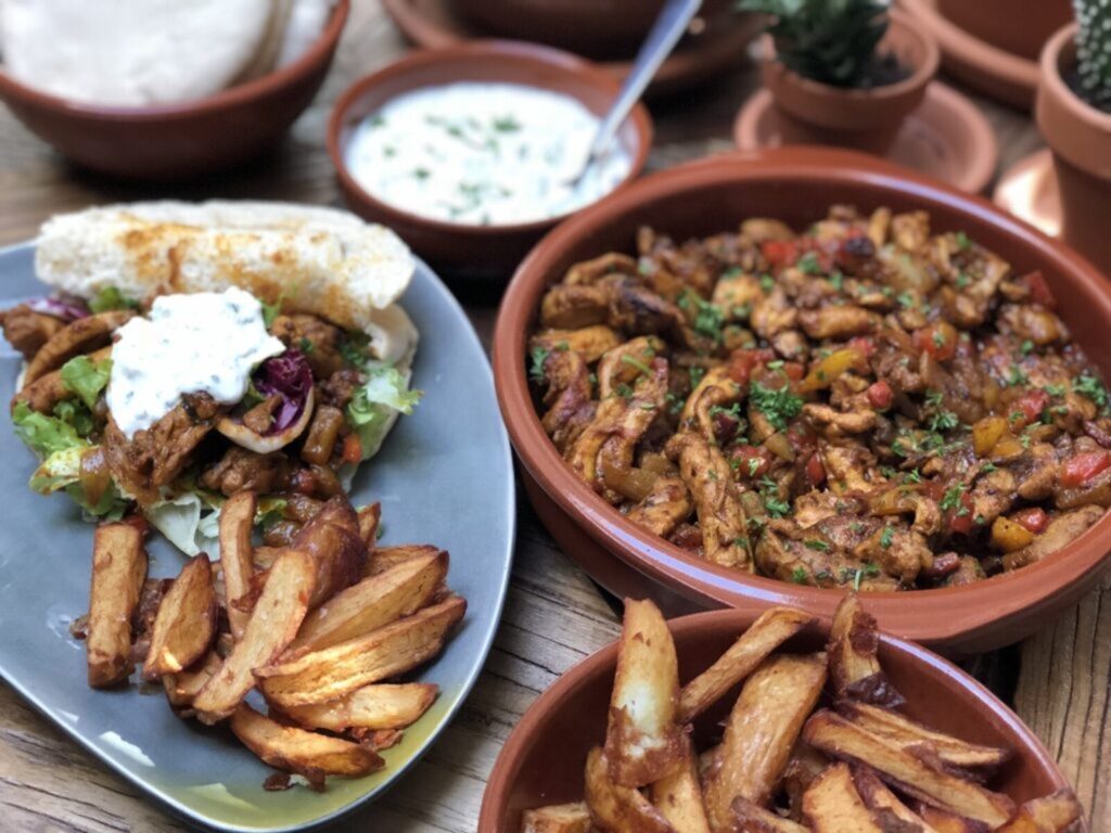 zelf kip shoarma maken geserveerd in pita met knoflooksaus