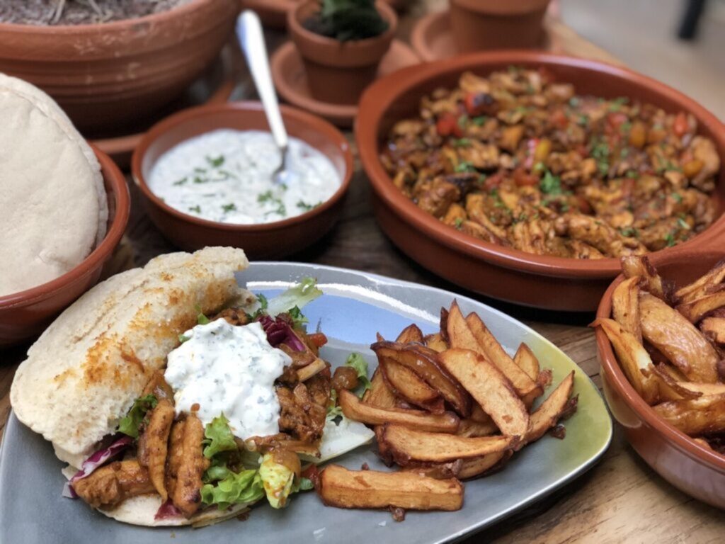 zelfgemaakte kip shoarma geserveerd met knoflooksaus en frietjes