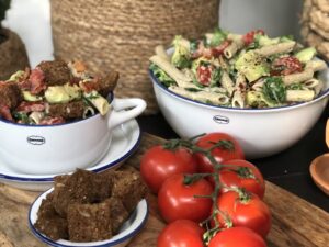 gezonde pastasalade met avocado, tomaat en spek - foto 3