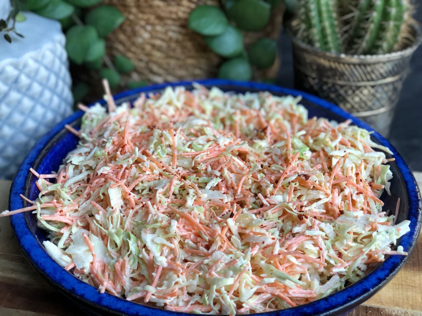 zelfgemaakte coleslaw met spitskool, wortel en romige dressing