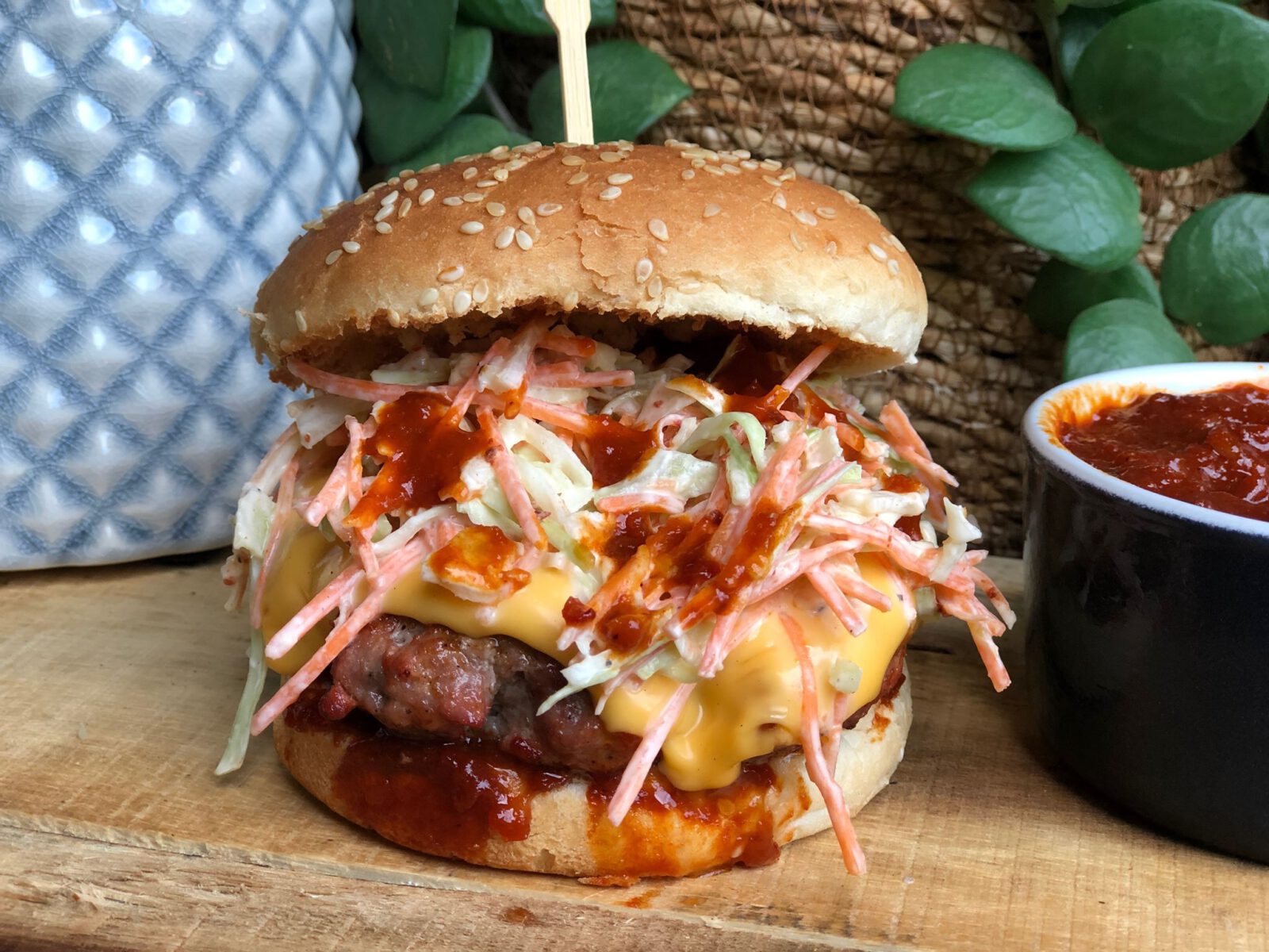 Coleslaw op een burger