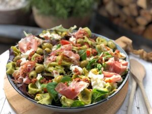 Salade met tortellini en rode pesto - foto 4