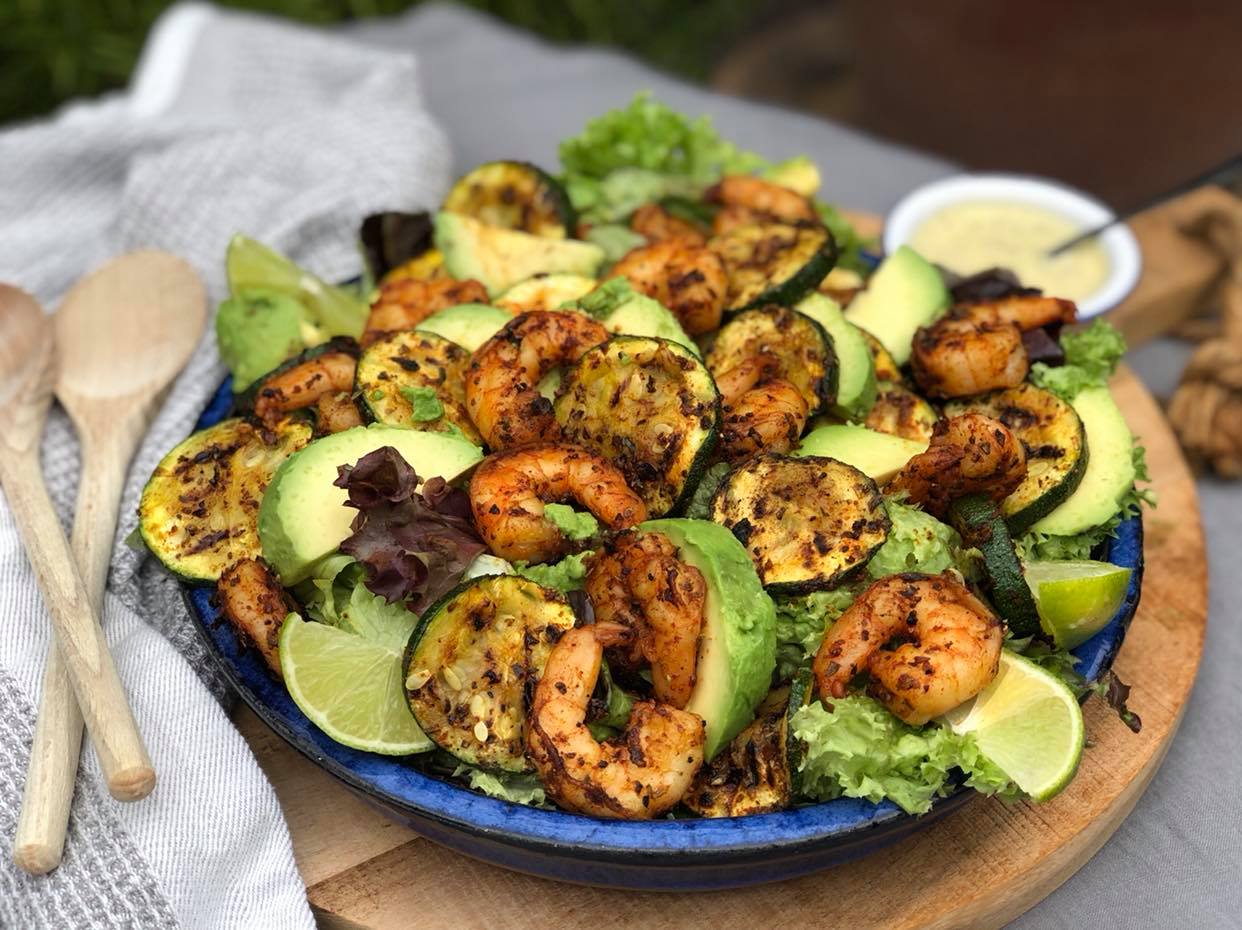 Salade met gegrilde gambas en courgette voor foto