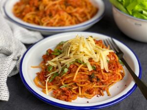 Spaghetti met tonijn in pittige tomatensaus - foto 3