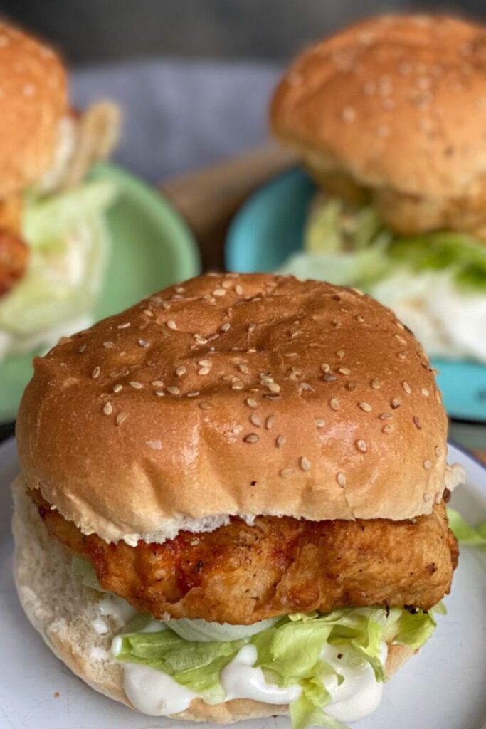 Mc Chicken van de McDonald's met saus, ijsbergsla zelf maken