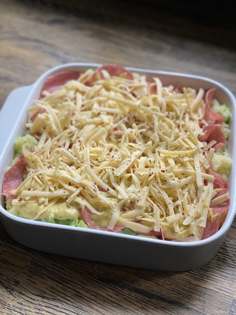 Prei ovenschotel met salami en bechamelsaus bestrooien met geraspte kaas