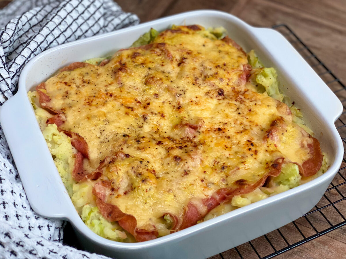 Eindresultaat prei ovenschotel met salami en bechamelsaus