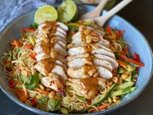 Noedelsalade met pittige pindasaus dressing - foto 7