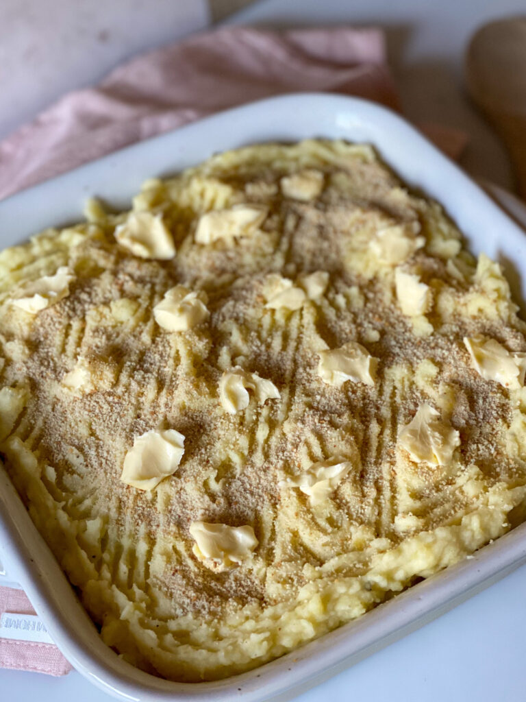 ovenschotel met sperziebonen, gehakt en een laag aardappelpuree bestrooid met paneermeel en klontjes roomboter