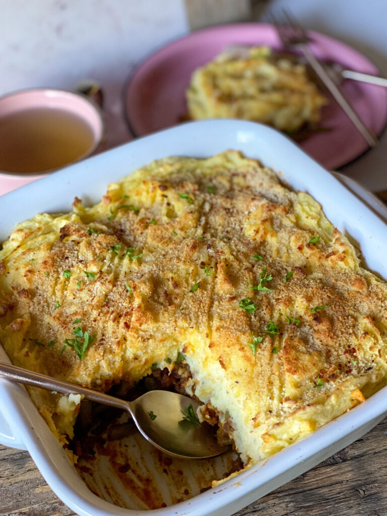 Sperziebonen ovenschotel met gehakt en puree serveren