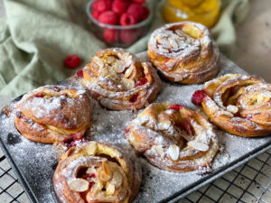 croissant rolletjes met lemon curd en frambozen - foto 8