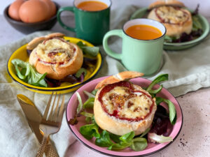 Gevuld broodje ei met kaas en salami uit de oven - foto 11