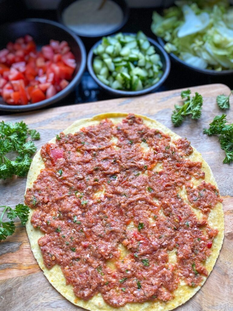 gehaktmengsel verdelen over de wraps