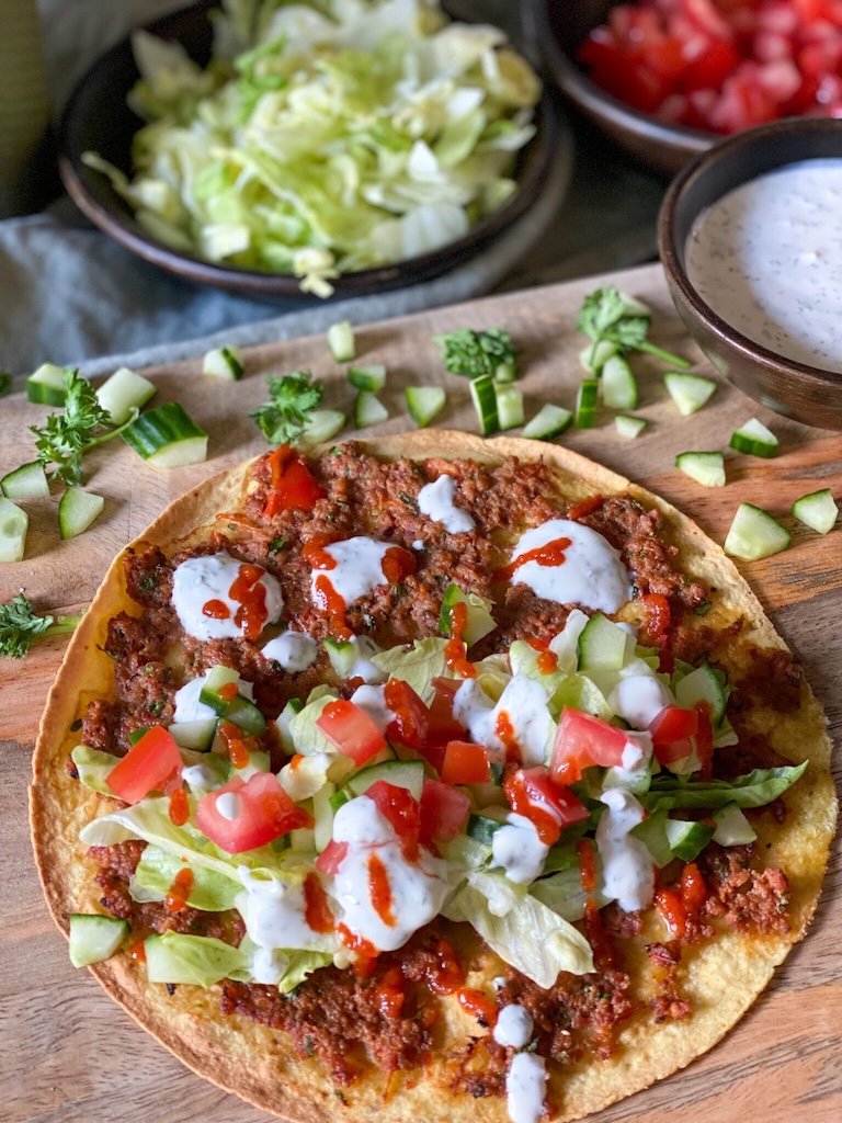 Turkse pizza wraps met gehakt, komkommer, tomaat, sriracha en knoflooksaus