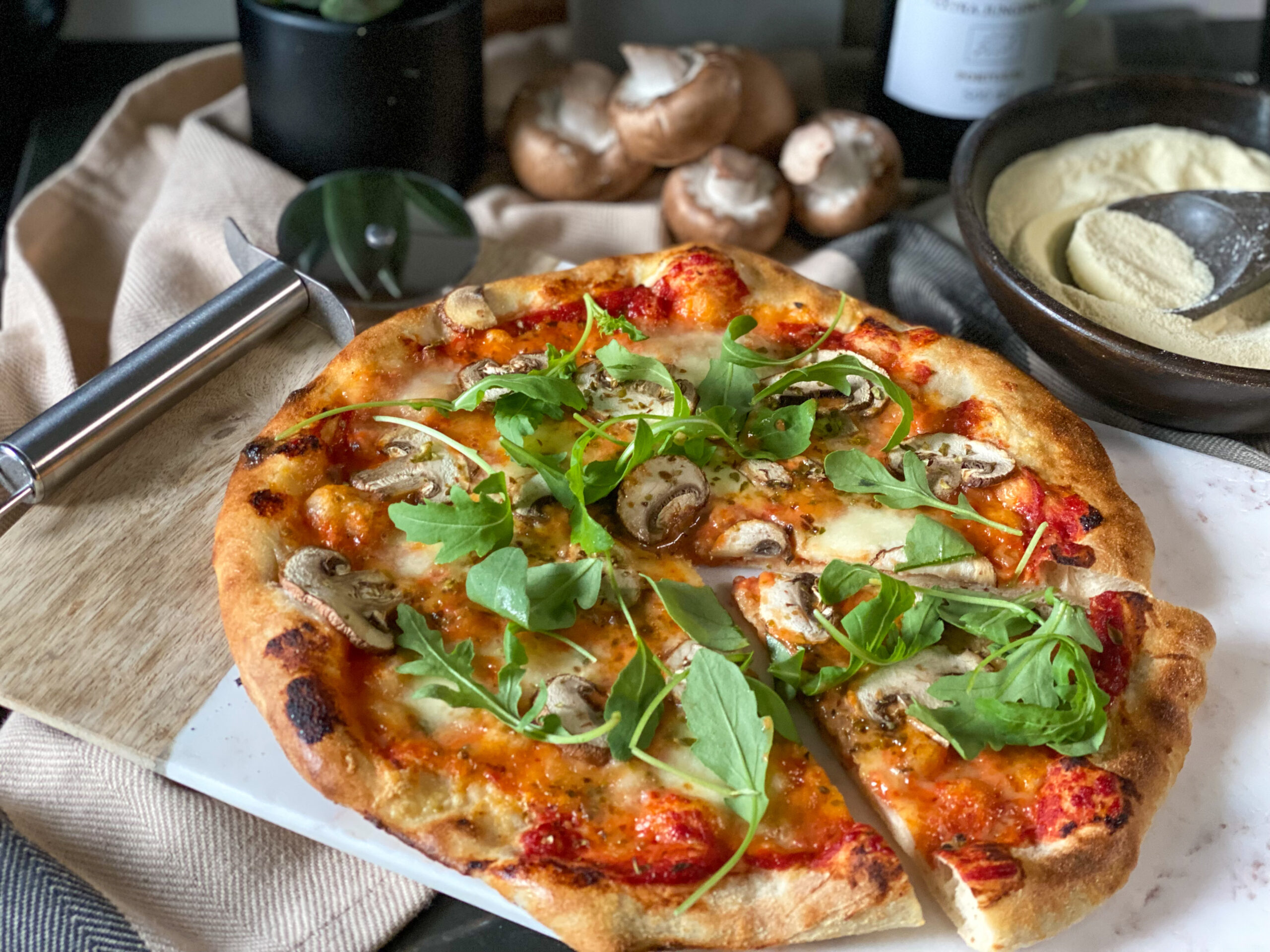 Pizza met champignons en tomatensaus - foto 8