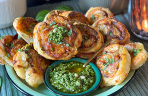 Bladerdeeghapjes met pesto en ham - foto 10