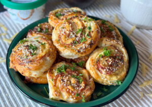 Bladerdeeghapjes met Boursin en salami - foto 9