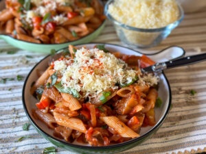 Penne in tomatensaus met groenten - foto 4