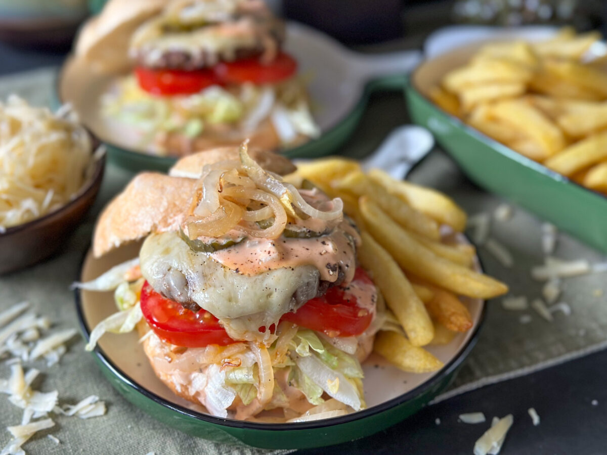 burger met oude kaas en burgersaus, recept uit overzicht met 11 burger recepten