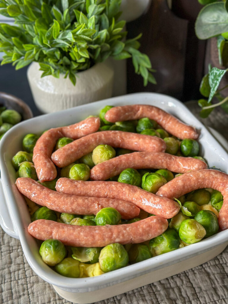 ovenschotel opbouwen met aardappelpuree, spruitjes en chipolata worstjes