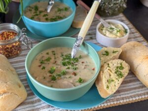 kom zelfgemaakte romige champignonsoep met stukjes champignon en verse peterselie