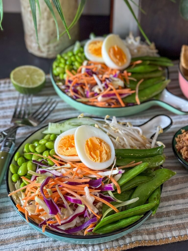 Gado gado met verschillende soorten groenten en gekookt ei op rond bord