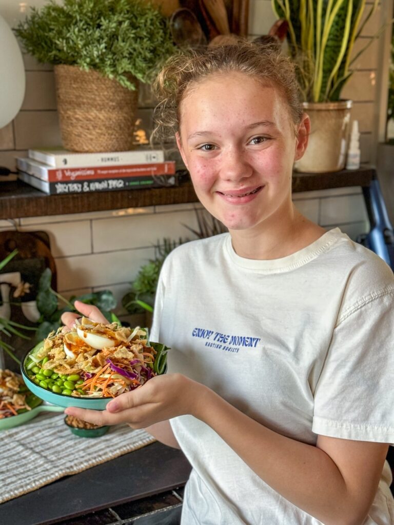 Amaranthe serveert gado gado met verschillende groenten, rijst, ei en pindasaus