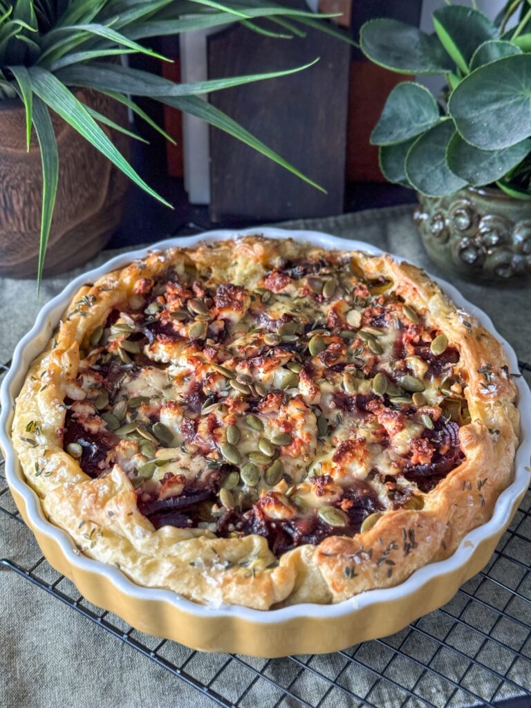 hartige taart met biet en feta uit de oven