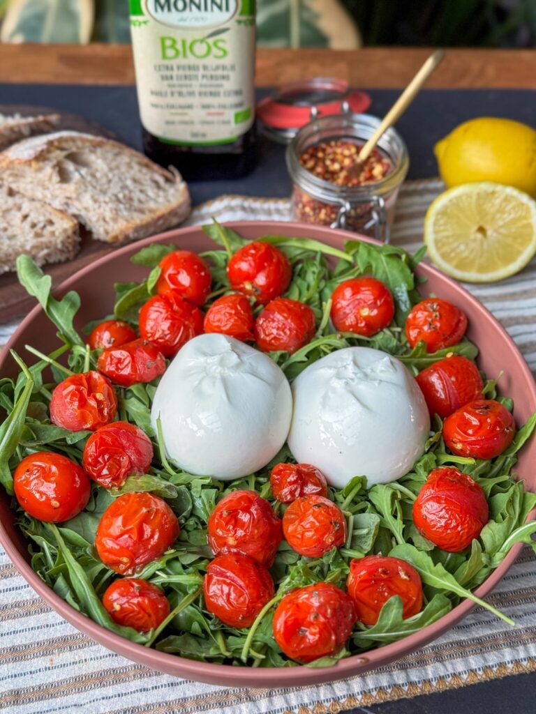 Salade caprese met burrata en geroosterde tomaten in een grote schaal
