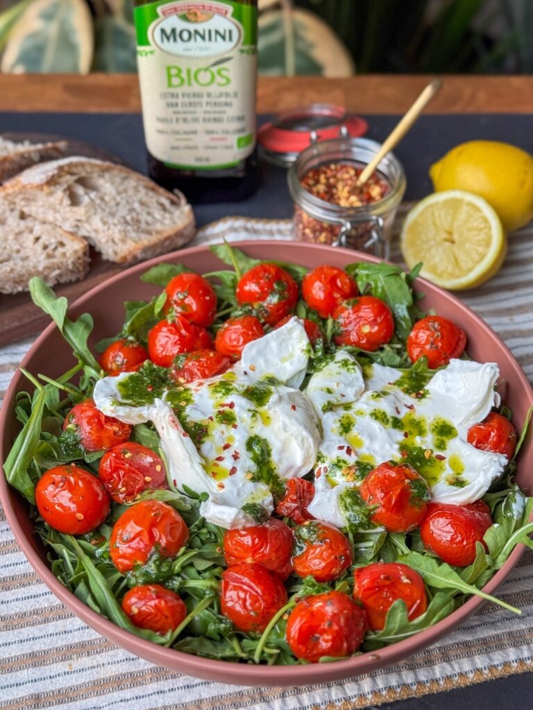 Salade caprese met burrata, geroosterde tomaten en basilicumolie