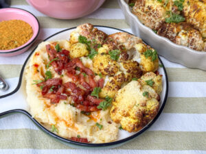 Geroosterde bloemkool uit de oven met aardappelpuree en spekjes