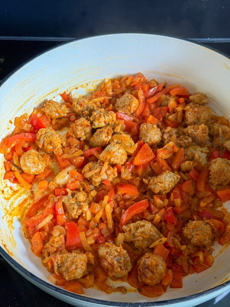 verse worst bakken met paprika en ui