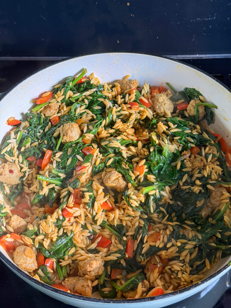 orzo toevoegen om mee te garen in de hapjespan