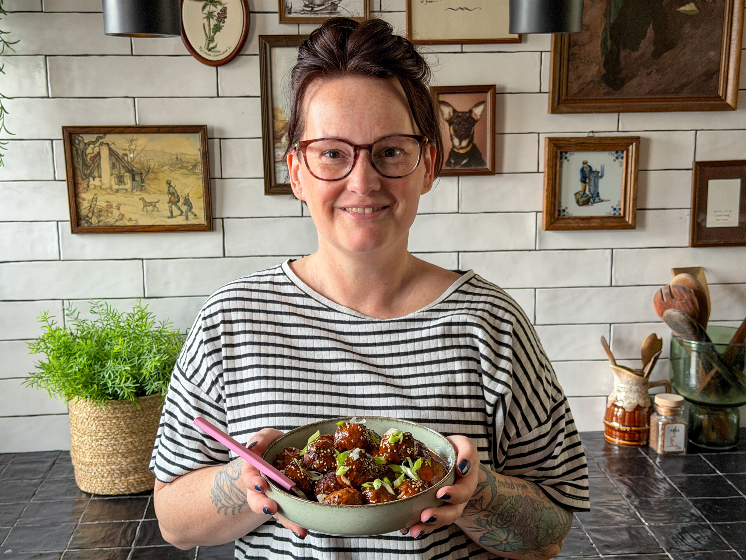 Marie Louise serveert Koreaanse gehaktballetjes in gochujangsaus