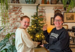 Kerstboom optuigen thuis bij familie over de kook