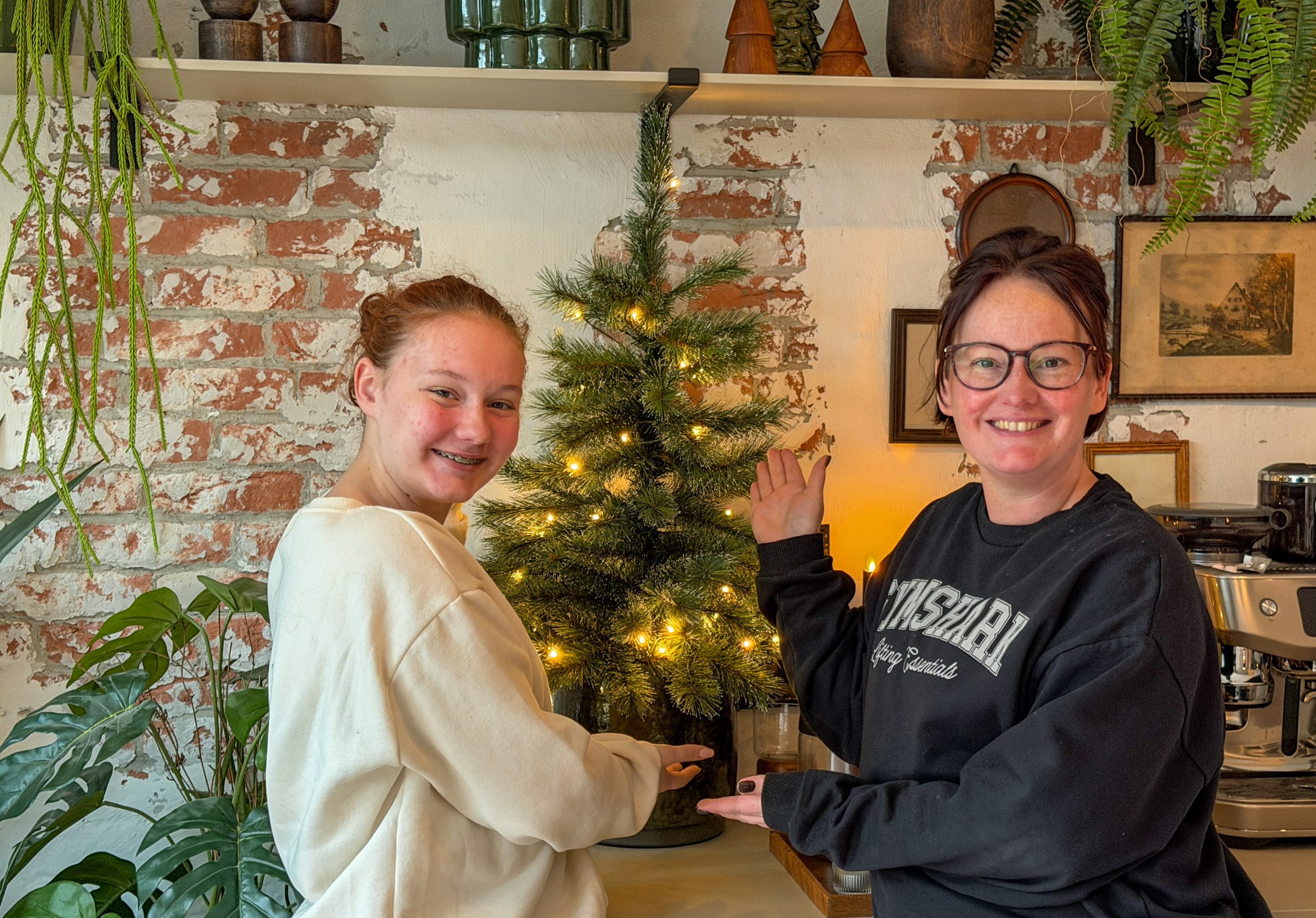 Kerstboom optuigen thuis bij familie over de kook