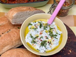 Yoghurt munt saus met brood en olijfolie