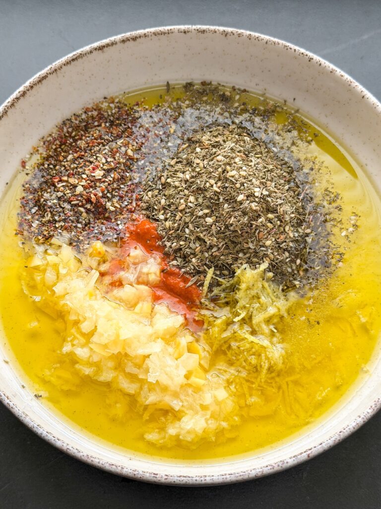 marinade van olijfolie, citroen, knoflook en za'atar voor kip