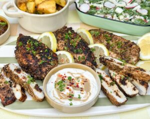 goudbruin gebakken kip met za'atar en citroen geserveerd met aardappeltjes en salade