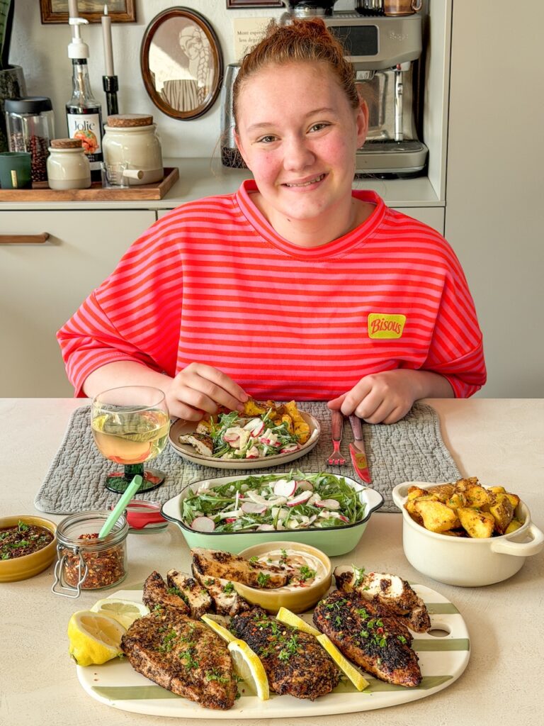 Kip met za'atar en citroen geserveerd als complete avondmaaltijd met aardappeltjes en salade