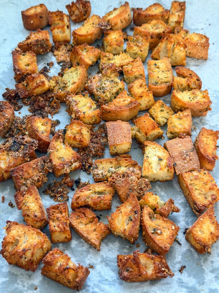 Krokante knoflookcroutons met Parmezaanse kaas uit de oven