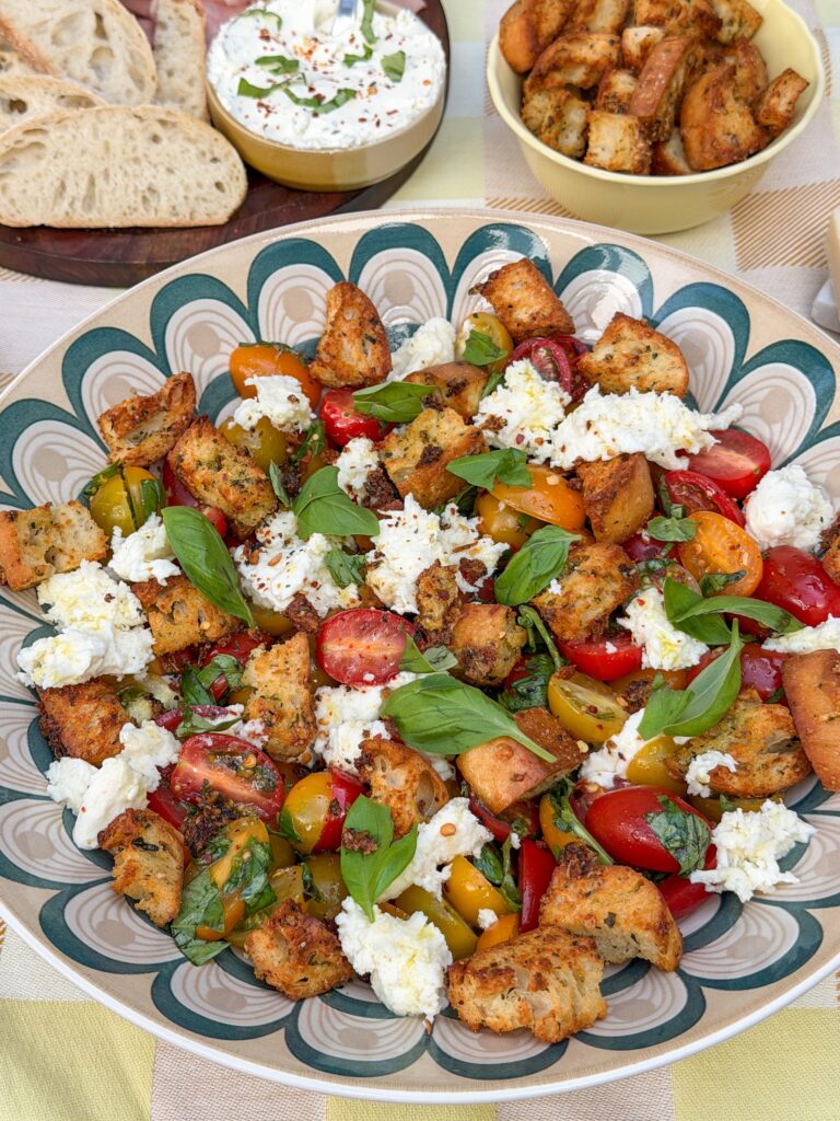 Bruschetta salade met mozzarella en knoflookcroutons en verse basilicum
