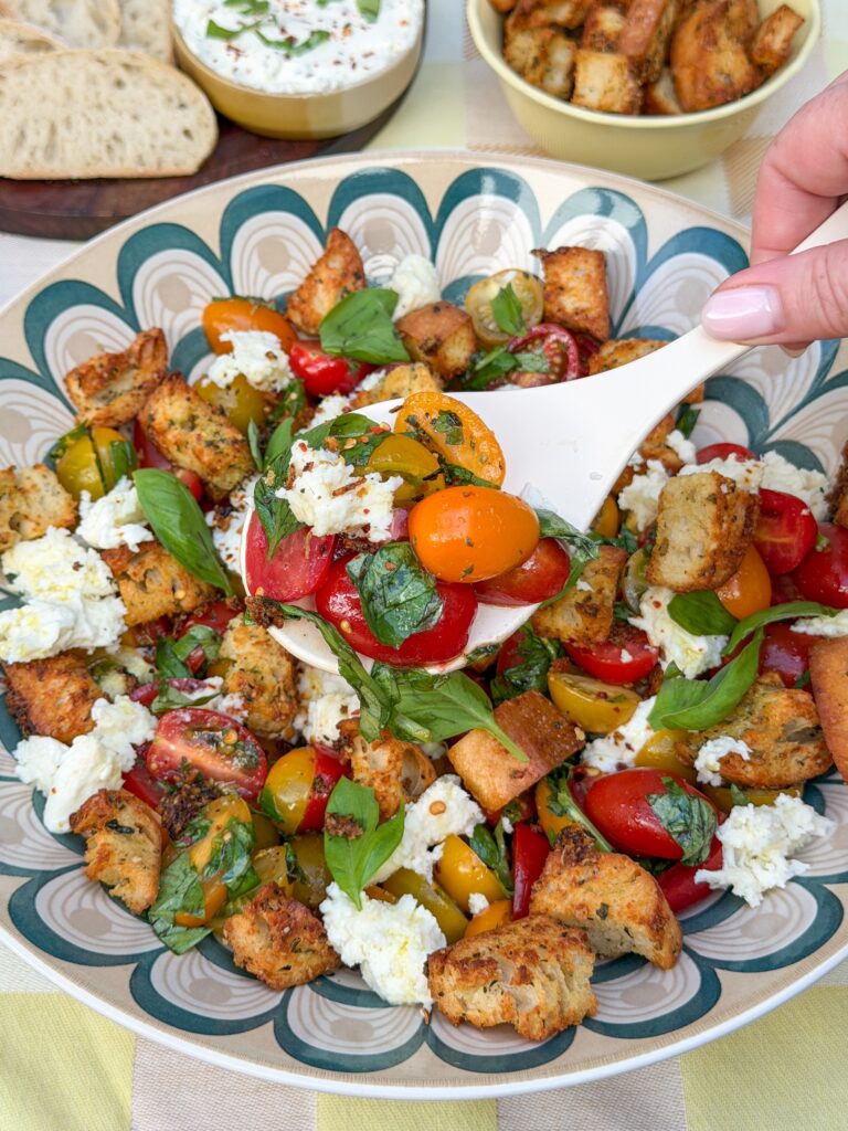 Lepel met bruschetta salade, mozzarella, basilicum en gekleurde tomaatjes