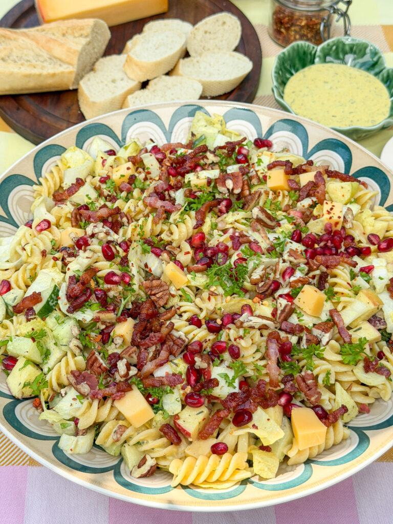 pastasalade met witlof serveren met stokbrood en romige kerriedressing