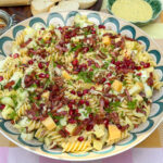 pastasalade met witlof, appel, kaas, spekjes en granaatappelpitjes in schaal