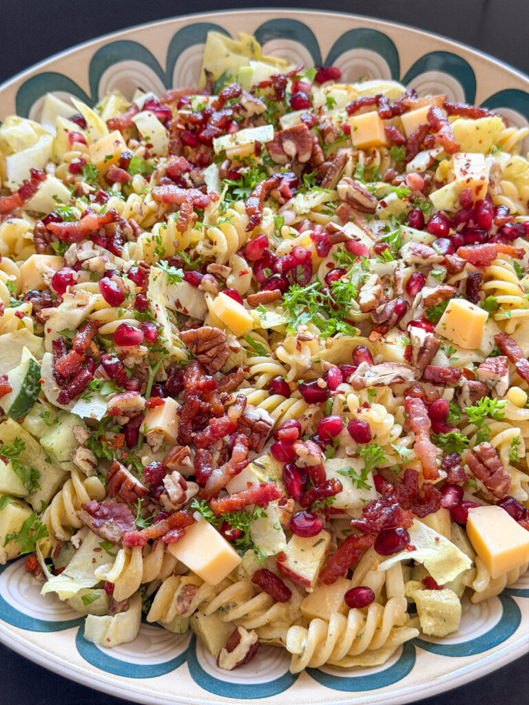 close up van pastasalade met witlof en kerriedressing