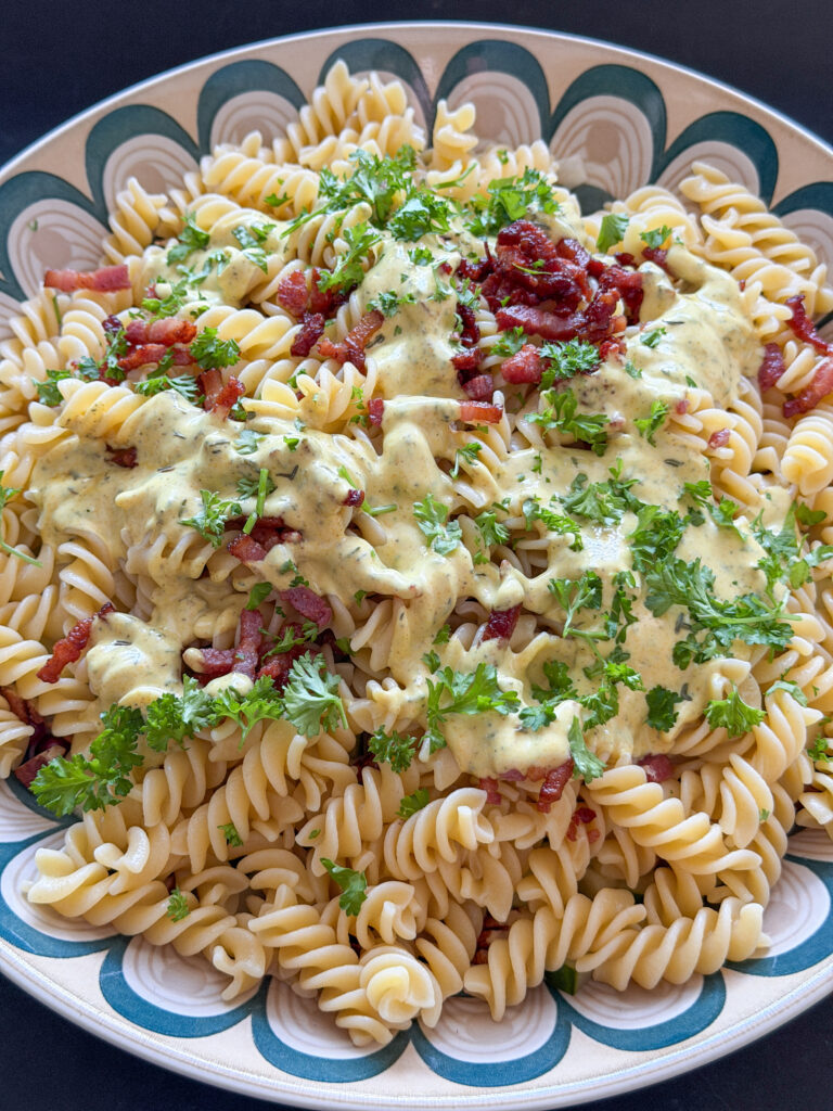 fusilli met kerriedressing, korkante spekjes en witlof