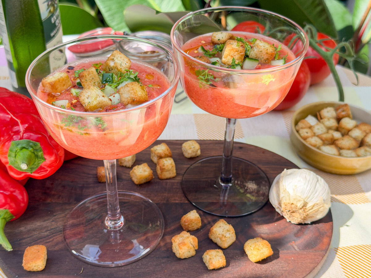 Gazpacho met verse tomaten, puntpaprika, komkommer en knoflookcroutons recept in glas
