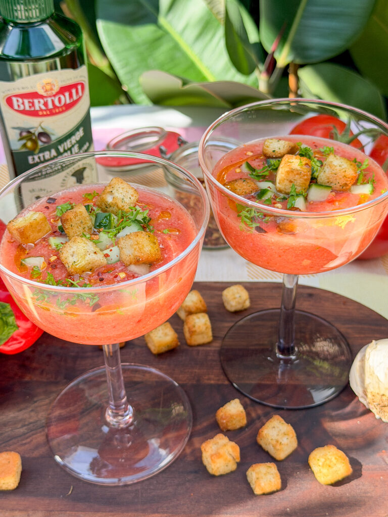 Spaanse koude gazpacho soep met toppings in glas